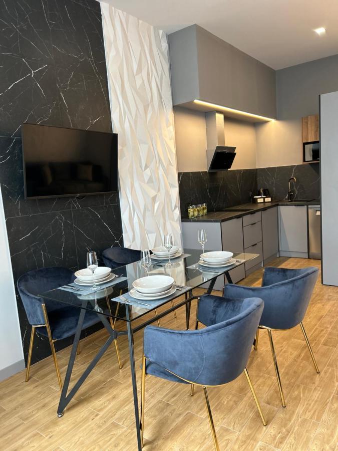 Central Family Boutique Apartments 2 Lviv Exterior foto